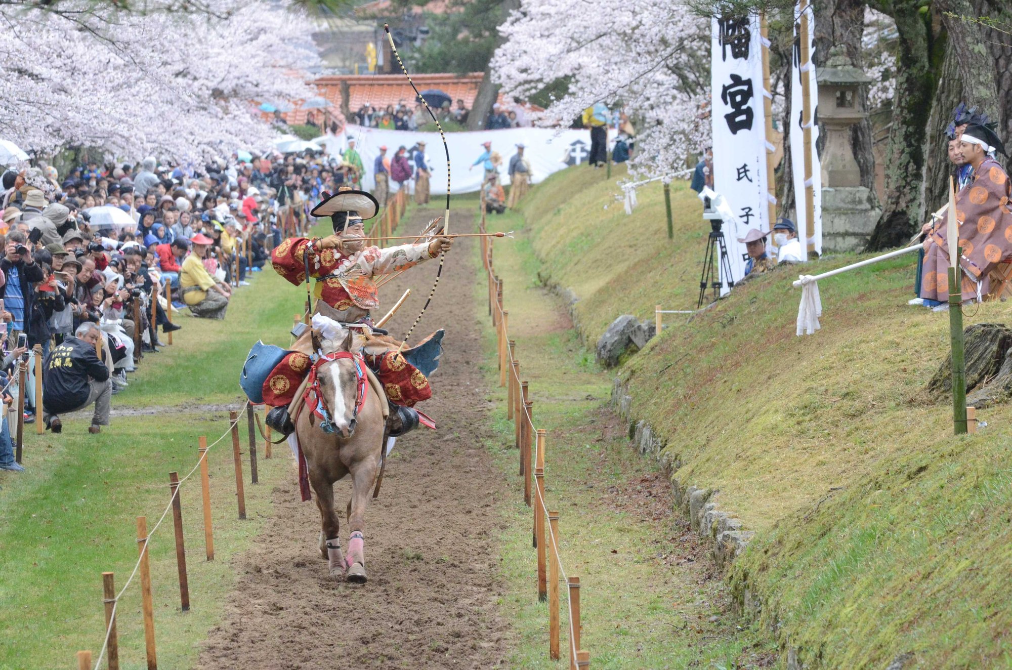 読売旅行｜津和野・鷲原八幡宮「流鏑馬神事」